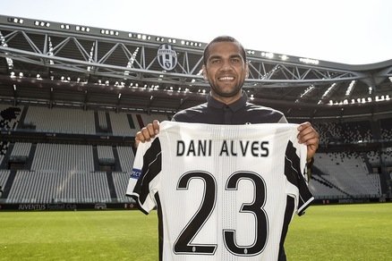 Spagna, Dani Alves accusato di evasione fiscale