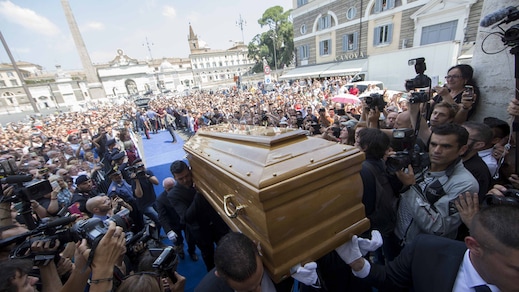 Addio a Bud Spencer, l'abbraccio di piazza del Popolo: c'è anche Terence Hill