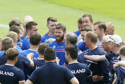 Tutti pazzi per l'Islanda: ressa di giornalisti al ritiro