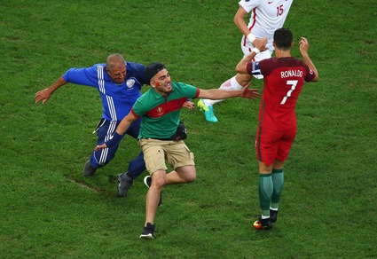 Polonia-Portogallo, l'invasore vuole abbracciare Ronaldo