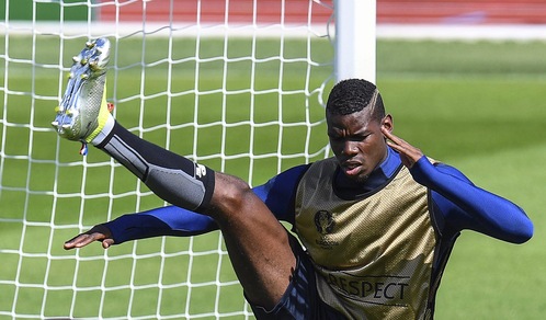 Francia-Islanda, Pogba si allena sulle spaccate con il look dorato