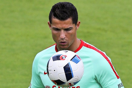 Portogallo-Galles, Ronaldo si scalda per Bale