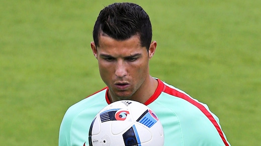 Portogallo-Galles, Ronaldo si scalda per Bale