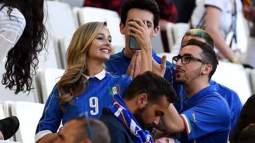 Germania-Italia, tutti pazzi per Viky Varga sugli spalti