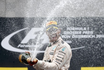 F1, Hamilton: «Grande vittoria, non m’importa dei fischi»