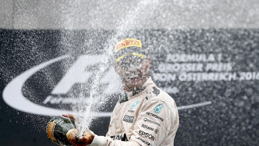 F1, Hamilton: «Grande vittoria, non m’importa dei fischi»