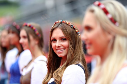 Austria, le curve pericolose delle Grid Girls