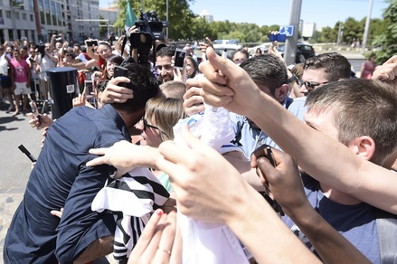 L'Italia lascia Montpellier: l'abbraccio dei tifosi a Buffon