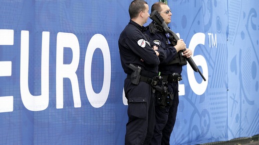 Macchina sospetta vicina allo Stade de France: la polizia usa l'esplosivo