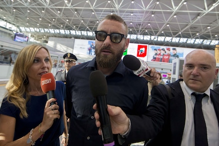 Italia, gli azzurri sbarcano a Fiumicino: che look per De Rossi!