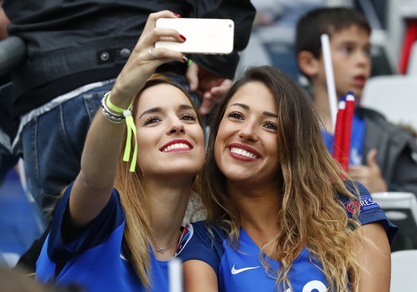 Francia-Islanda, selfie e bandiere per le wags francesi sugli spalti