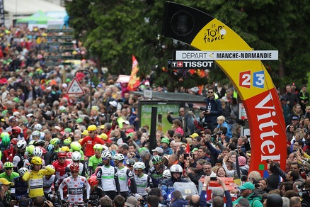 Tour, ragazza investita da un'auto carovana: trauma cranico