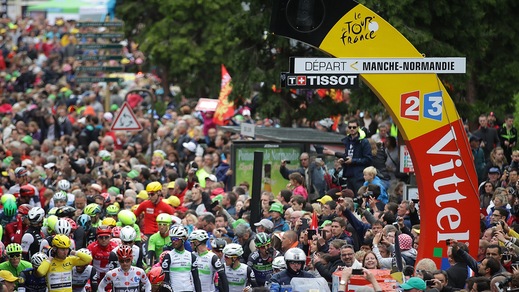 Tour, ragazza investita da un'auto carovana: trauma cranico