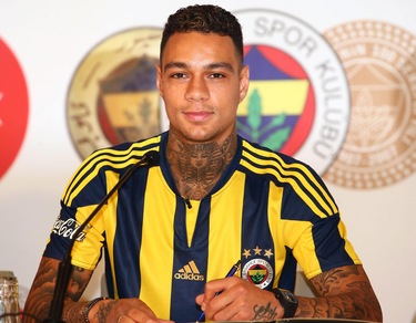 Calciomercato Cagliari, Van Der Wiel c'è: manca solo l'ufficialità