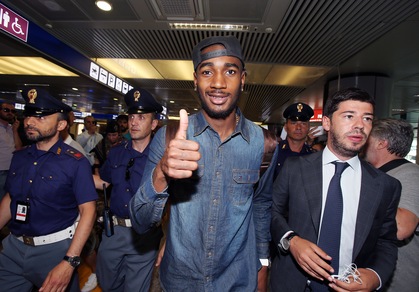 Roma, finalmente Gerson: eccolo, sorridente, a Fiumicino