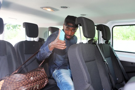 Roma, Gerson sbarca a Fiumicino: sorrisi a tifosi e addetti ai lavori