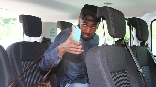 Roma, Gerson sbarca a Fiumicino: sorrisi a tifosi e addetti ai lavori