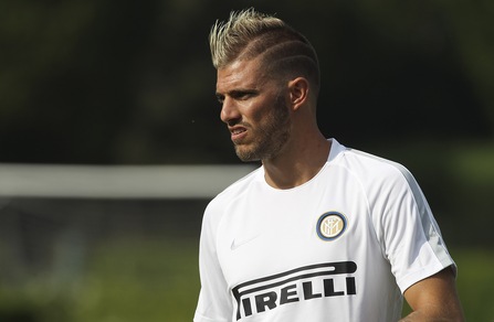 Inter, nuova stagione e nuovo look per Santon: la cresta è bionda!