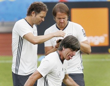 Euro 2016 Germania, Löw alla Jordan: calcio al pallone con la lingua di fuori