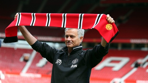 Manchester United, presentato Mourinho