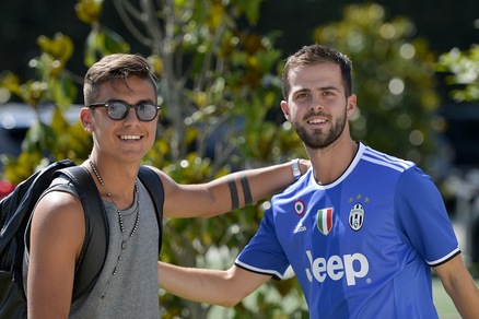 Juventus, è iniziata la stagione dei campioni d'Italia: Pjanic si presenta ai nuovi compagni