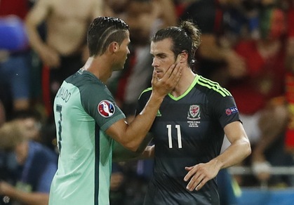 Portogallo-Galles: Cristiano Ronaldo consola Bale alla fine del match