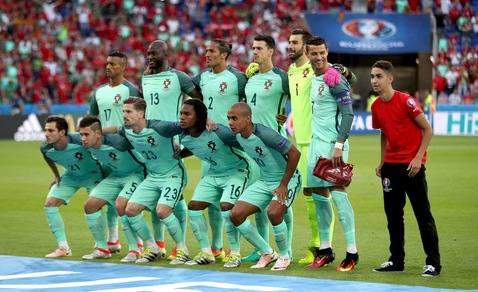 Euro 2016, Portogallo: il raccattapalle invadente che fa sorridere Ronaldo