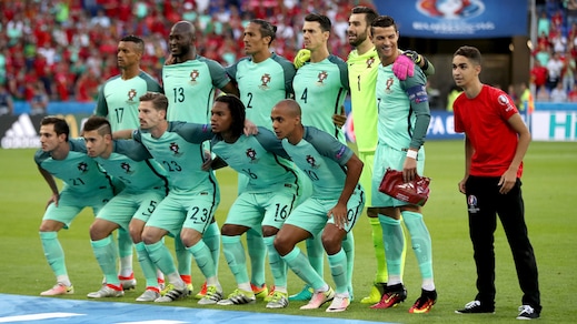 Euro 2016, Portogallo: il raccattapalle invadente che fa sorridere Ronaldo