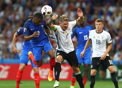 Fallo di mano di Schweinsteiger, è rigore per la Francia