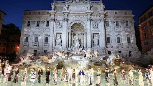I 90 anni di Fendi a Fontana di Trevi: le modelle sfilano sull'acqua!