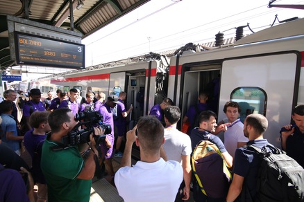 La Fiorentina verso Moena: selfie con i tifosi in stazione