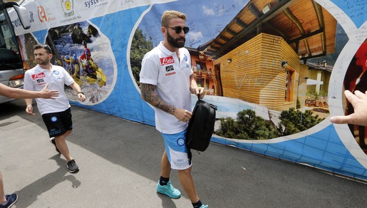 Il Napoli a Dimaro: inizia il ritiro azzurro. Tonelli si fa biondo