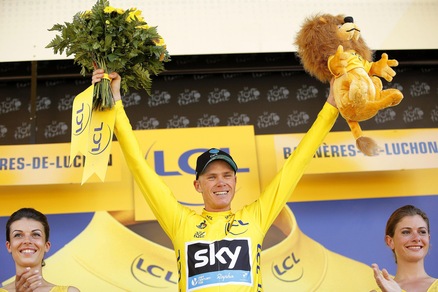 Tour de France: Froome, maglia gialla e pugno a un tifoso VIDEO