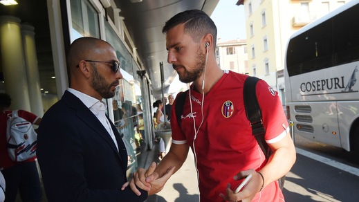 Il Bologna verso il primo ritiro stagionale, le immagini della partenza