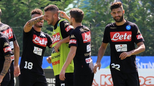 Napoli, dopo l'allenamento partono gli scherzi