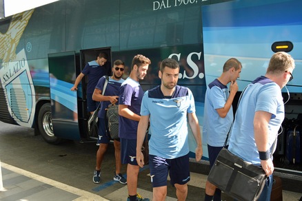 Lazio in viaggio per il ritiro senza Keita