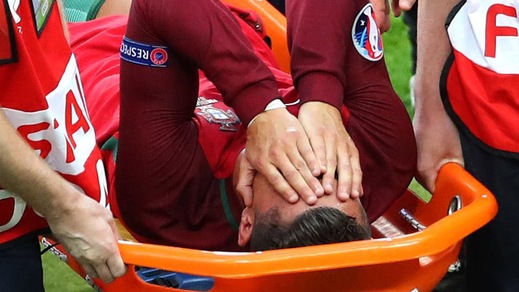 Euro 2016 Portogallo, per Cristiano Ronaldo distorsione ginocchio: almeno un mese stop