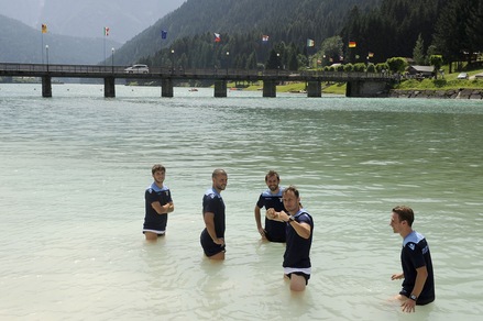 Serie A Lazio, bagno nel lago ghiacciato per tonificare i muscoli