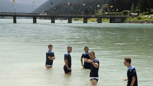 Serie A Lazio, bagno nel lago ghiacciato per tonificare i muscoli