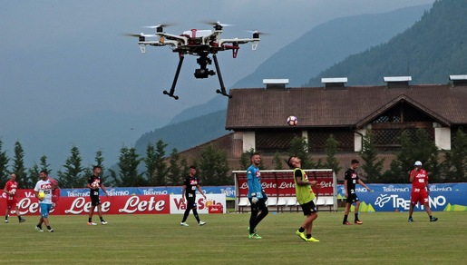 A Dimaro droni in volo sul campo di allenamento del Napoli