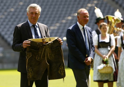 Bayern, Ancelotti all'Allianz Arena con i tradizionali pantaloni di cuoio bavaresi