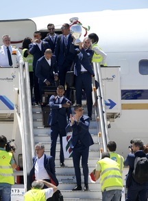 Il Portogallo scende dall'aereo con la Coppa