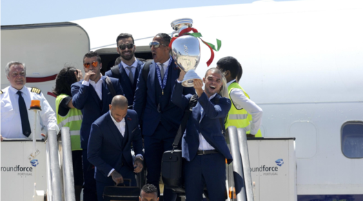 Il Portogallo scende dall'aereo con la Coppa