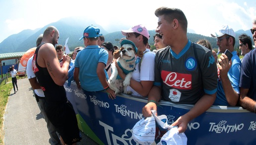 Napoli, passione senza limiti: Reina e il selfie con il cane "Pepe"