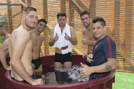 Roma, a Pinzolo i giallorossi si rinfrescano nel catino ghiacciato