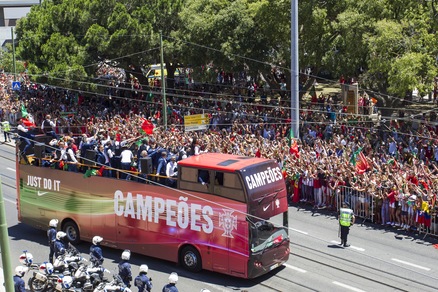 Euro 2016, il Portogallo accoglie i suoi eroi: pazza gioia Lisbona!