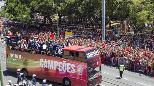 Euro 2016, il Portogallo accoglie i suoi eroi: pazza gioia Lisbona!