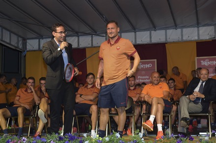 Roma, Totti: «Scudetto? Juventus più forte. Tra i tifosi? Tra un paio d'anni...»