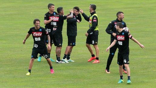 Napoli, Tutino stai attento alle orecchie! Clima scherzoso nel ritiro di Dimaro