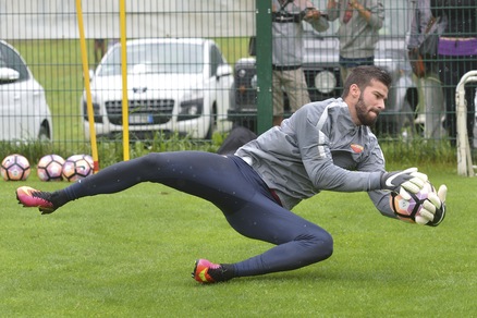 Roma, la pioggia non ferma Alisson
